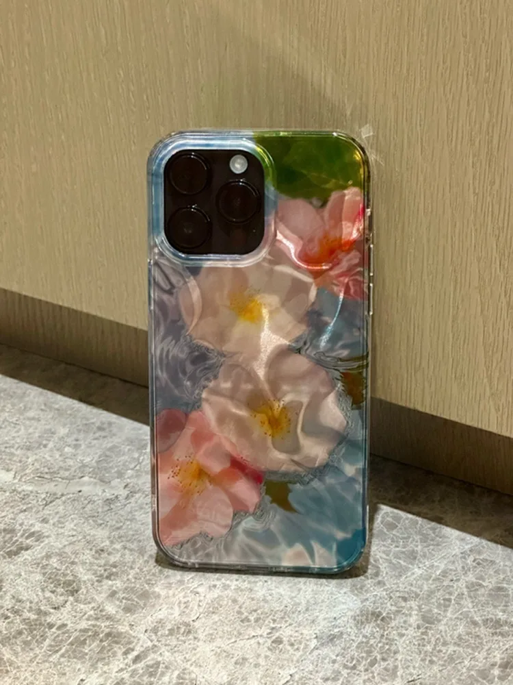 Funda de teléfono con diseño de flores rosas y blancas con ondas de agua de colores ilusorios de moda para iPhone 16, 15, 14, 13, 12 y 11 Pro Max