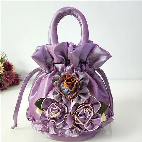 Antique Sac à Main En Perles Avec Fermoir En Argent Et Détails En Forme De Swan Circa 1880