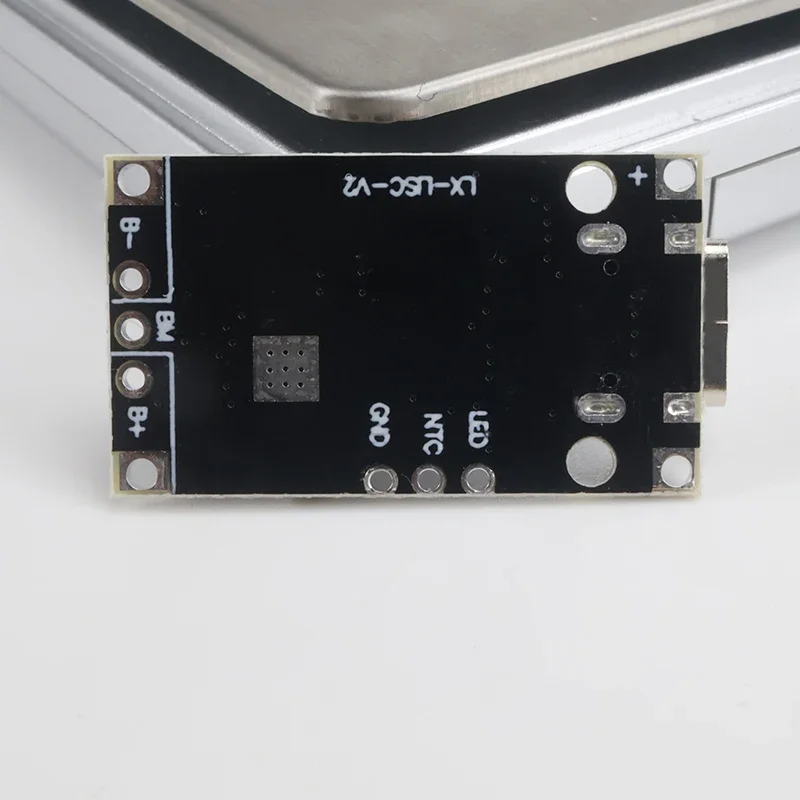 Carte de charge LiPo 2S/3S pour batterie de drone, face avant avec indicateurs LED