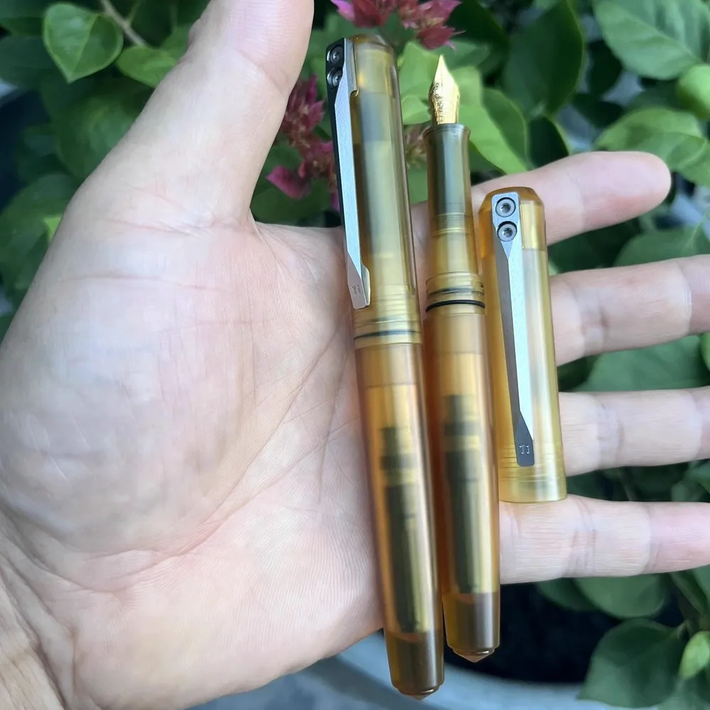 

Перьевая ручка ULTEM с титановым карманным зажимом, 1 шт.