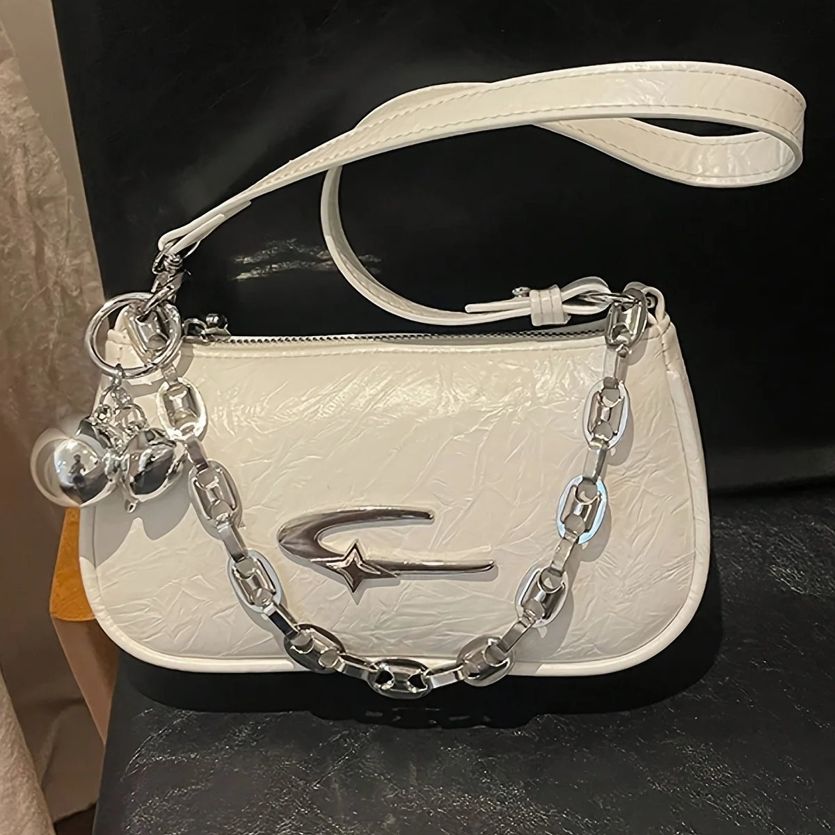 Elegant Women's White Ruched Chain Crossbody Bag - Stylish and Versatile