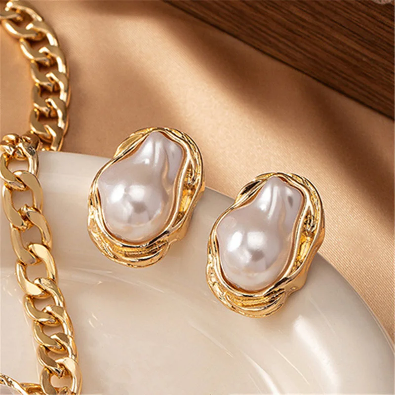 قلادة لؤلؤ وأقراط باروك بتصميم هندسي أنيق