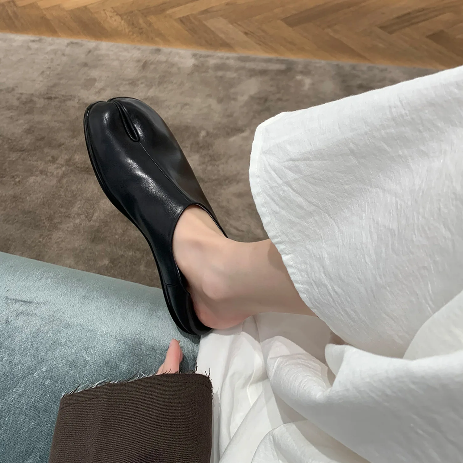 2023 Designer Silver Tabi ninja flats women bursting pattern leather split toe moccasins shoes female pig trotters loafers 2