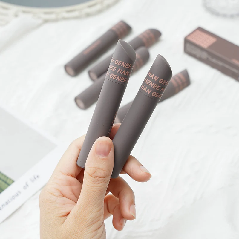 Velvety Matte Lip Gloss for a Long-Lasting Retro Charm