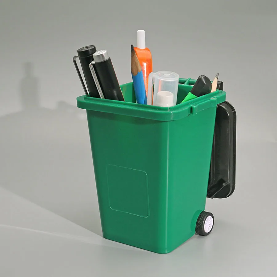 Portalápices con forma de contenedor de basura
