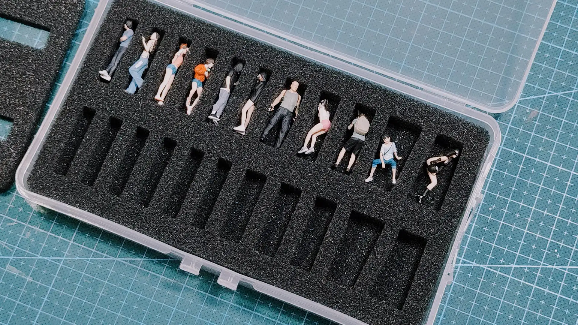 1:64  Garage Scene Doll Special Storage Display Box Sponge Alloy Car Model Diorama Figures  Accessories 3