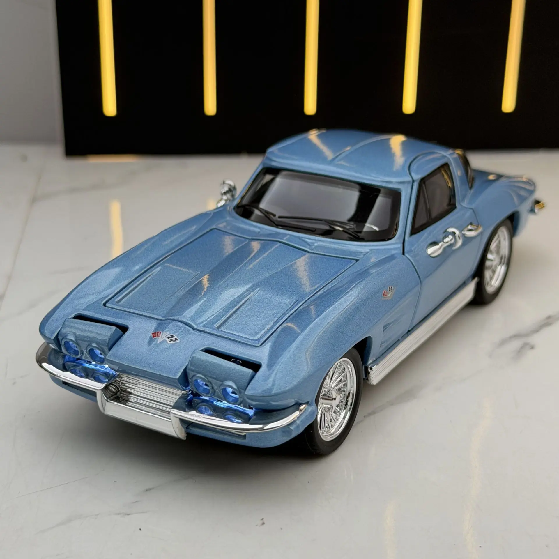 1:32 Sports Car Diecast Toy with Sound and Light