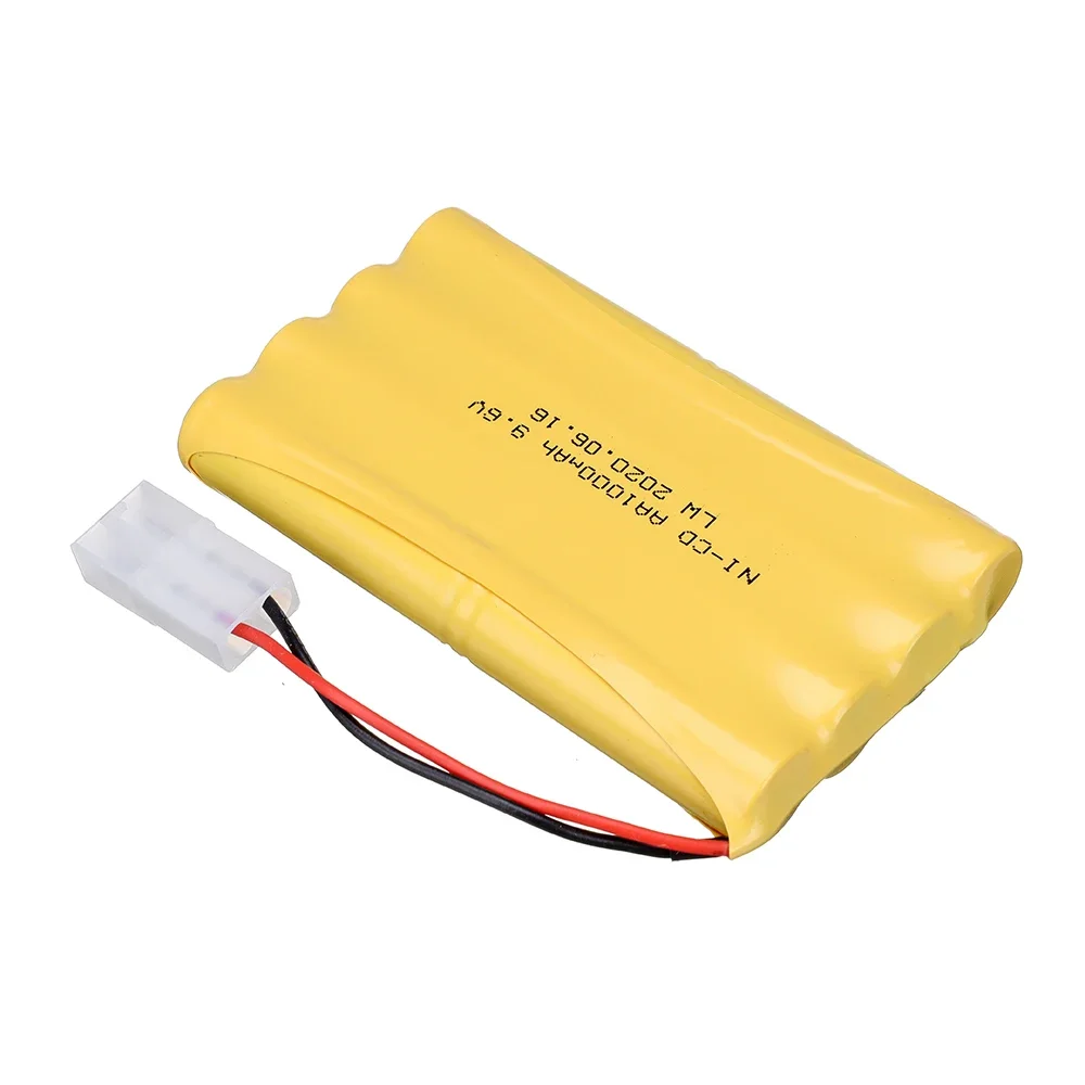 Batterie drone LiPo 3.7V branchée sur un chargeur RC 1S, témoin lumineux allumé