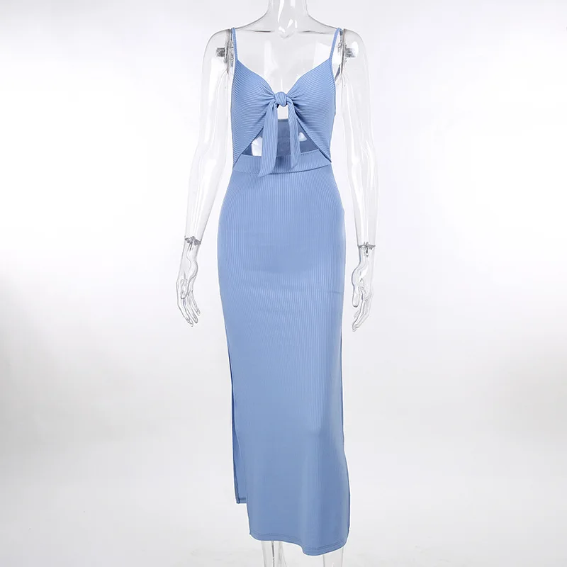 

Женское платье-комбинация с лямкой на шее, V-образным вырезом и разрезом сбоку