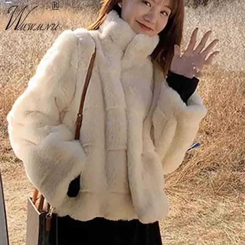

Корейская плюшевая короткая шуба из искусственного меха, женская новая зимняя шуба из кроличьего меха с воротником-стойкой, шикарная модная утепленная пушистая шуба