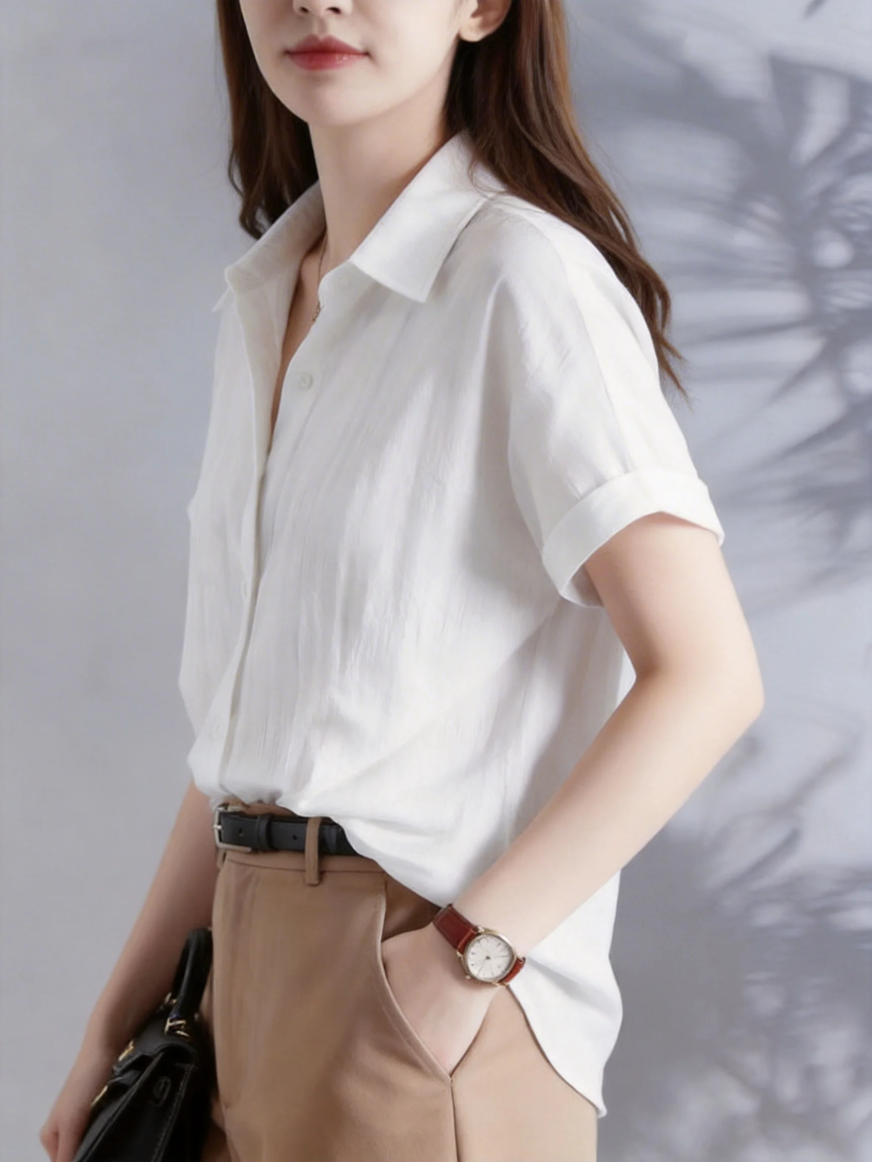 รูปสินค้า เสื้อเชิ้ตสีขาวผู้หญิง แขนสั้น คอวี ระบายอากาศดี