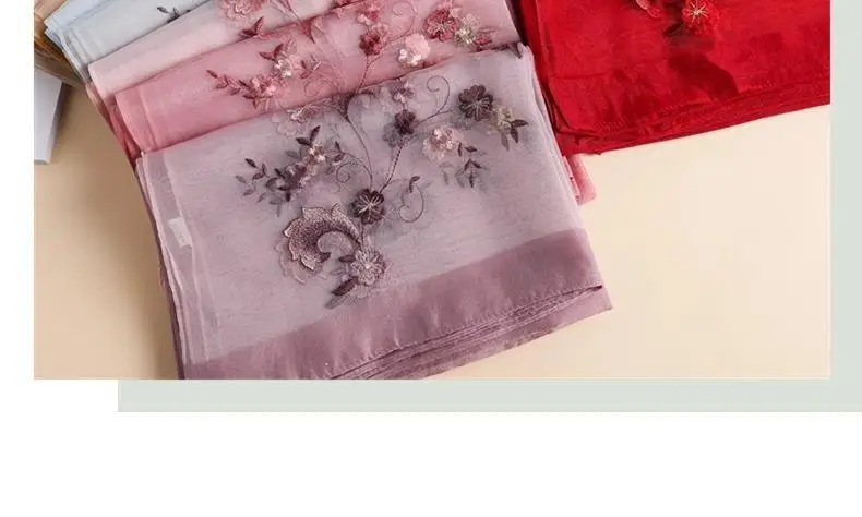 Sciarpa misto lana e seta semi trasparente con motivo fiori liberty per mezze stagioni (90*180cm) 43 Sciarpa misto lana e seta semi trasparente con motivo fiori liberty per mezze stagioni (90*180cm) - immagine 3