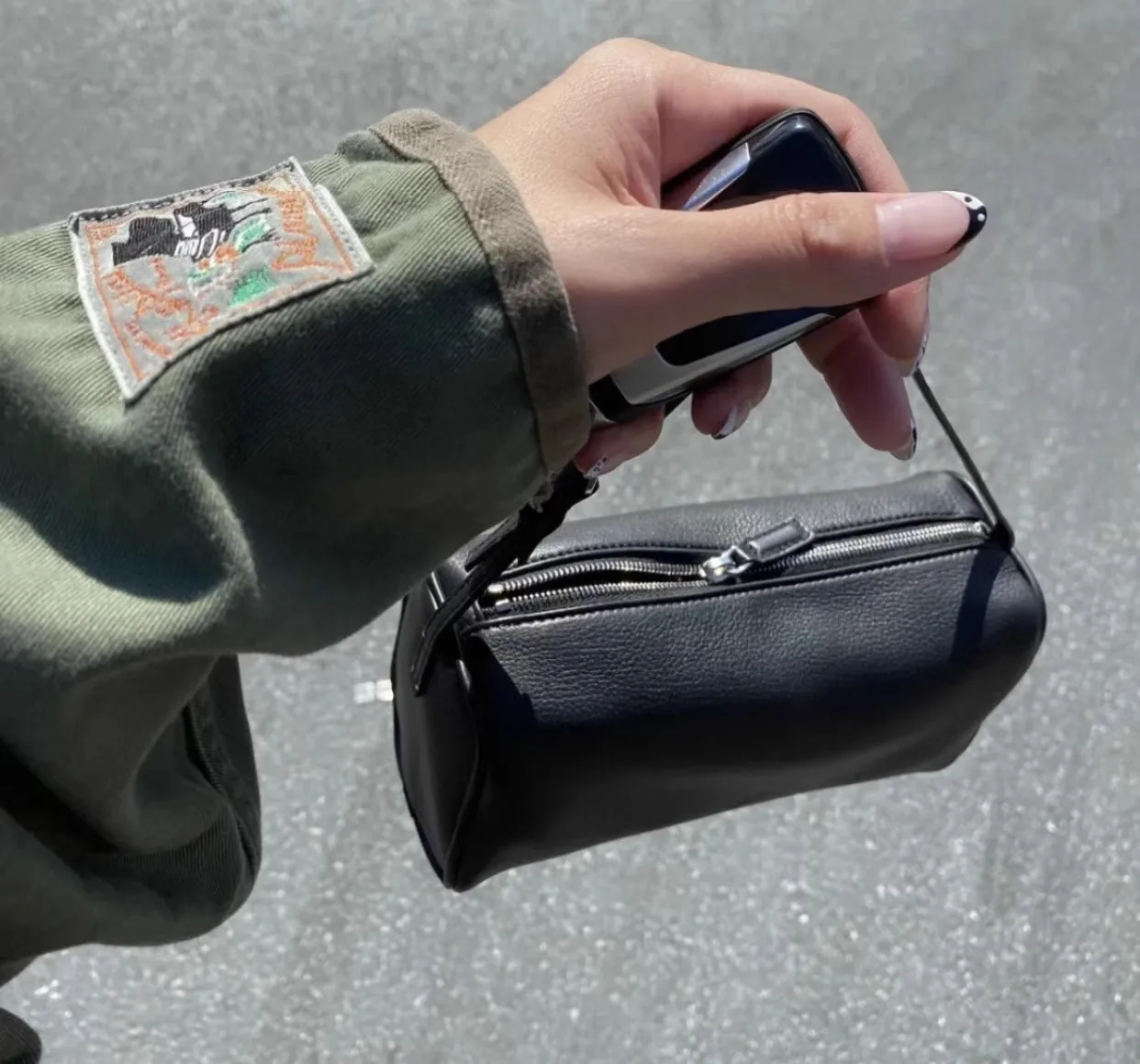 thumbnail image 1 of Bolso de mano de gamuza mini con diseño de nicho, bolso tipo almohada para mujer, bolso tipo hobo de piel auténtica para la axila, bolso de mano tipo sobre cuadrado de diseñador, 1 of 5
