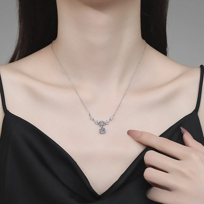 قلادة زهرية ناعمة بتعليقة لامعة