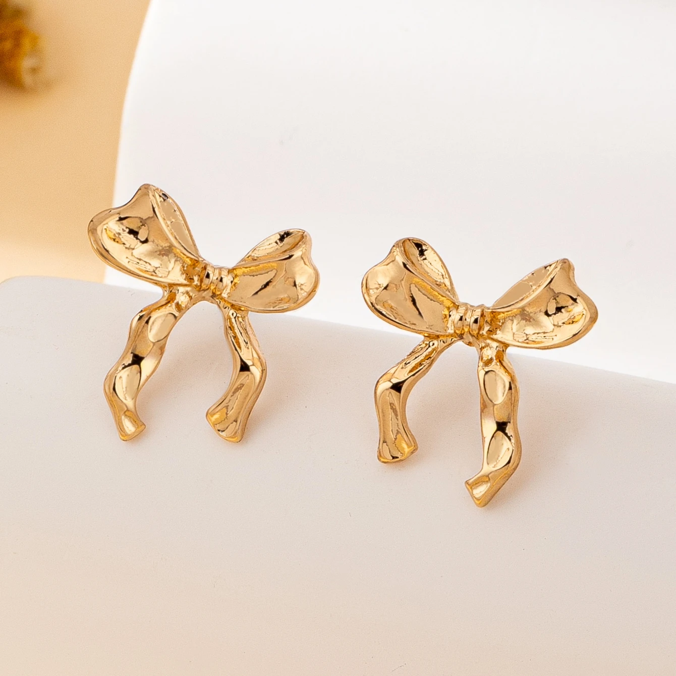Women's Simple Bowknot Stud Earrings - Detail View 1