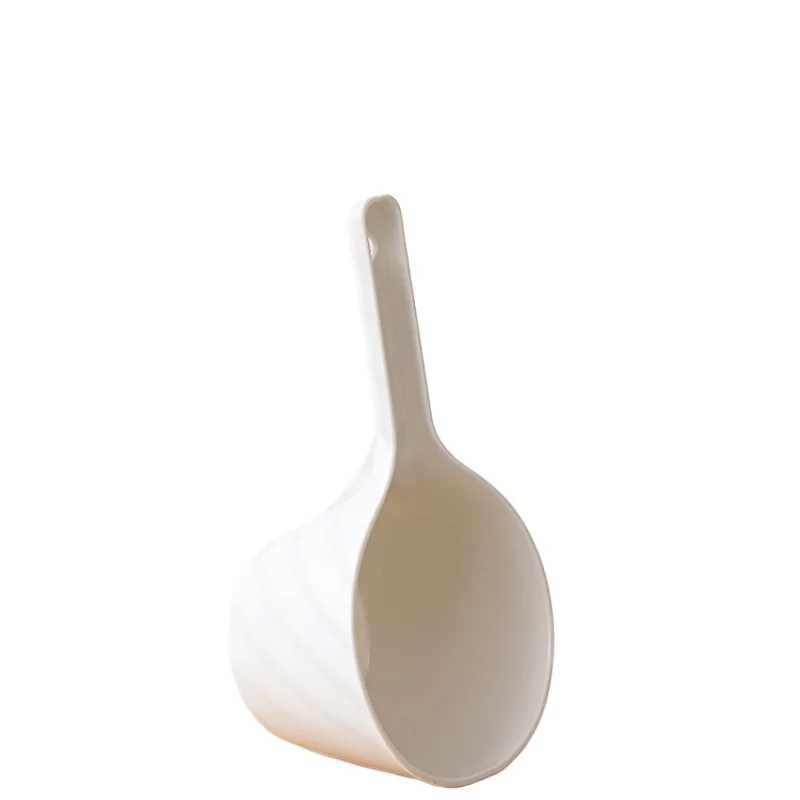 /Household kitchen vertical water spoon long handle simple creative plastic water spoon thickened large capacity