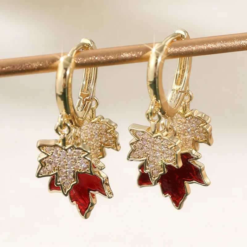 Glänzende goldfarbene, mit kubischen Zirkonia-Steinen eingelegte Kupfer-Ohrringe für Damen, handgeschnitzte Ahornblatt-Ohrringe, Damen-Modeschmuck
