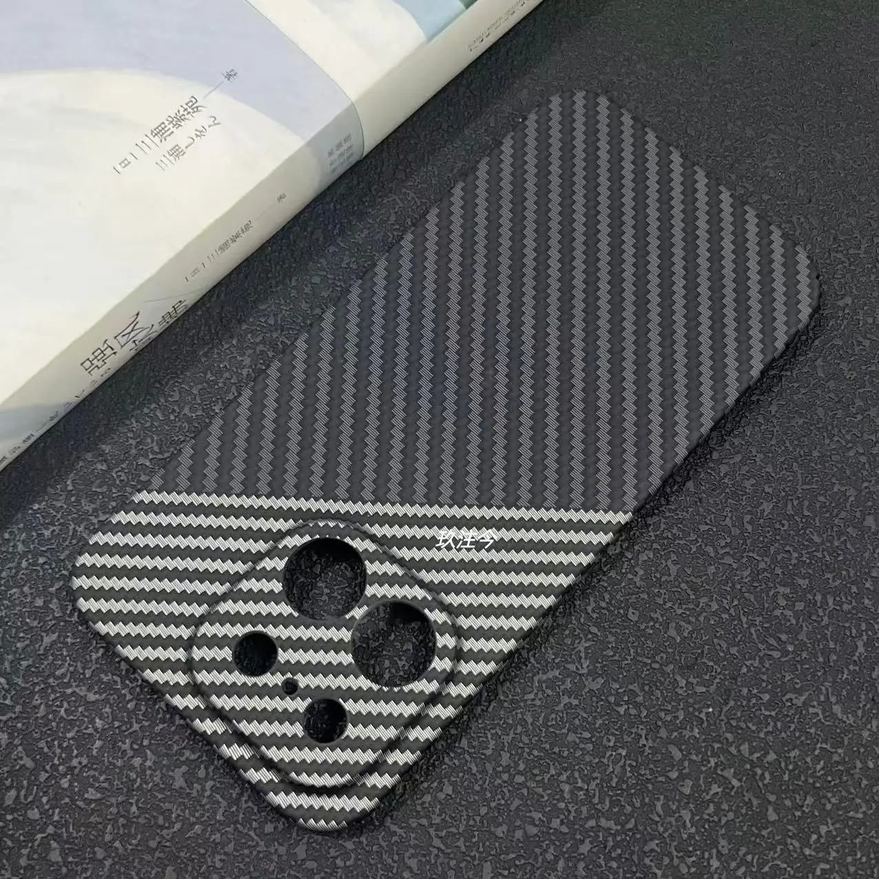 Stylish Carbon Fiber Texture Scratch-Resistant ShockProof Case Cover