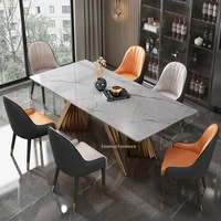 Table à manger en marbre avec structure en métal doré, mobilier élégant pour salle à manger et chambre d'hôtes. 3