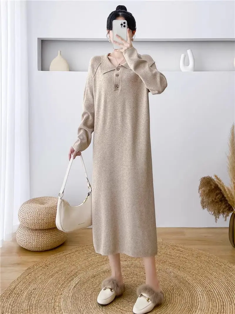 

Женское трикотажное платье-свитер средней длины, с отложным воротником