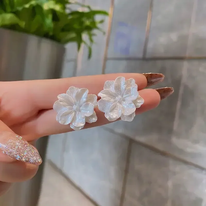 Elegant White Flower Stud Earrings - Unique Design Jewelry