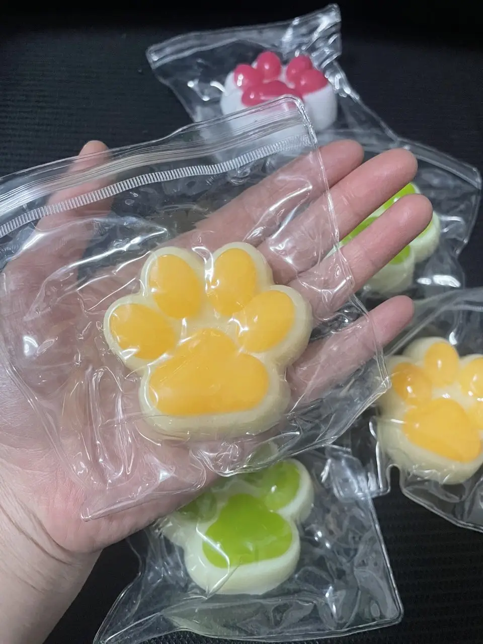 귀여운 고양이 발바닥 모양 스티키 스퀴즈 토이, 부드럽고 사실적인 젤리 글리터 클로 스퀴시 스트레스 해소 장난감, 어린이와 어른을 위한 특별한 선물 아이디어