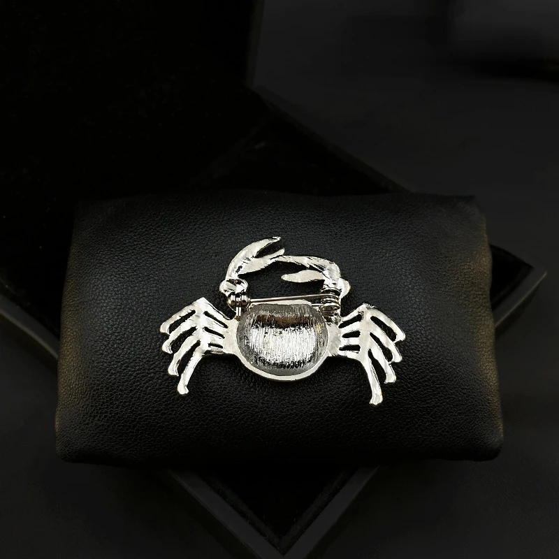 High-End Crab Brooch Men and Women Elegance Retro Corsage Accessories Suit Coat Enamel Pin Small Cute Animal Pins Jewelry Gifts
