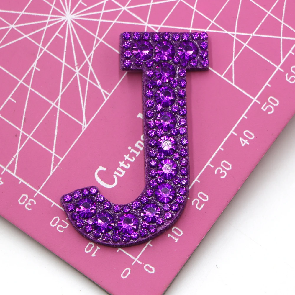 1 Stück Lila A-Z Aufbügelbare Bunte 3D-Strass Englische Buchstaben-Patches für Kleidung Stickerei-Applikationen DIY-Namensschilder – Detail 9