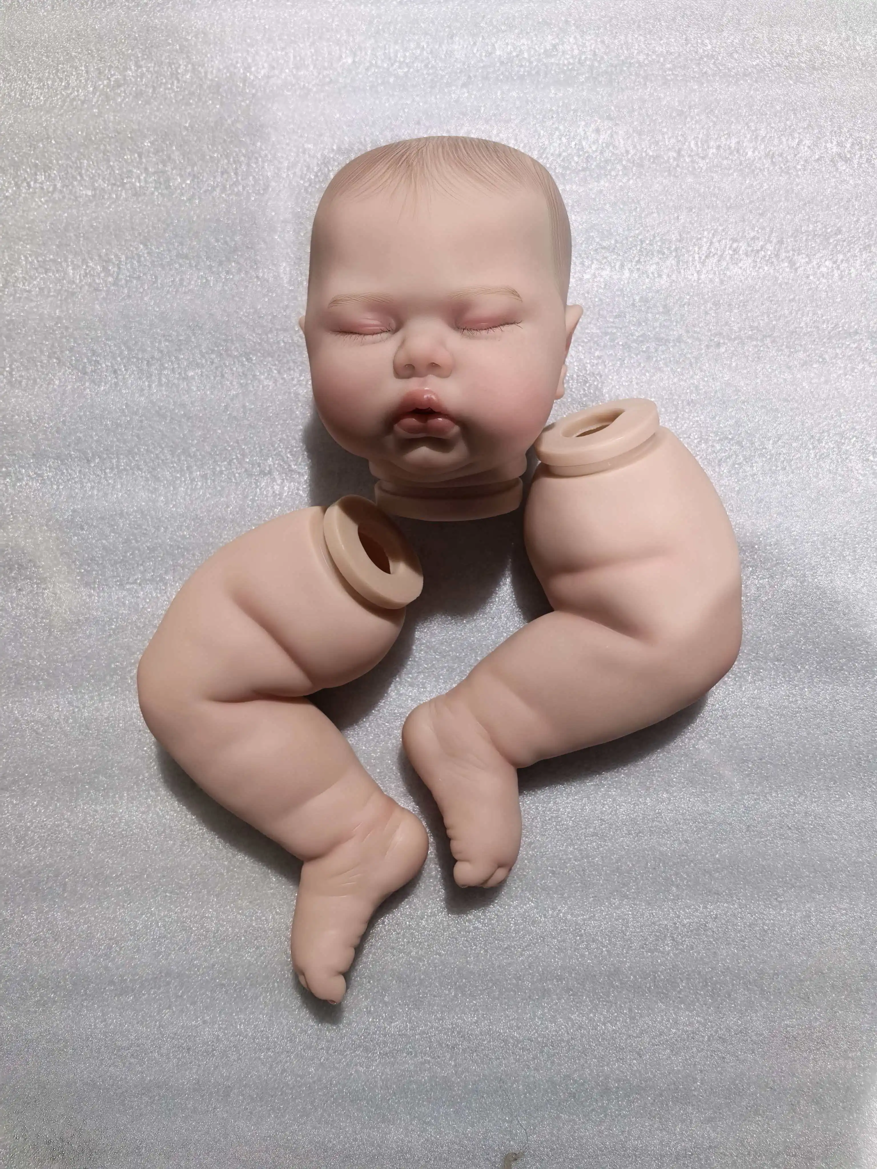 NPK 19-Zoll-Puppenbausatz „Sleeping Pickle“, bemalt – süßes Geburtstags- und Weihnachtsgeschenk mit blonden Haaren, fertige Puppenteile für Sammler – Detail 3