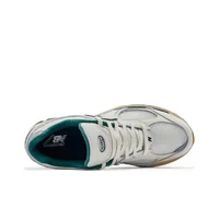 New Balance NB 2002R Chaussures de sport rétro en cuir de vache et textile, basses, décontractées, pour l'entraînement et la course à pied, unisexe, blanc et vert M2002RGS 5