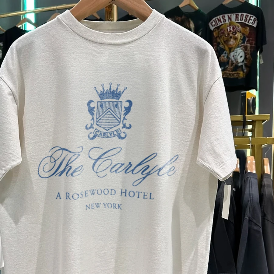 90er Jahre The Carlyle New York Seltenes, weiß gewaschenes T-Shirt aus Sommer-Baumwolle mit Aufdruck, lässig, sportlich, kurzärmelig, Streetwear