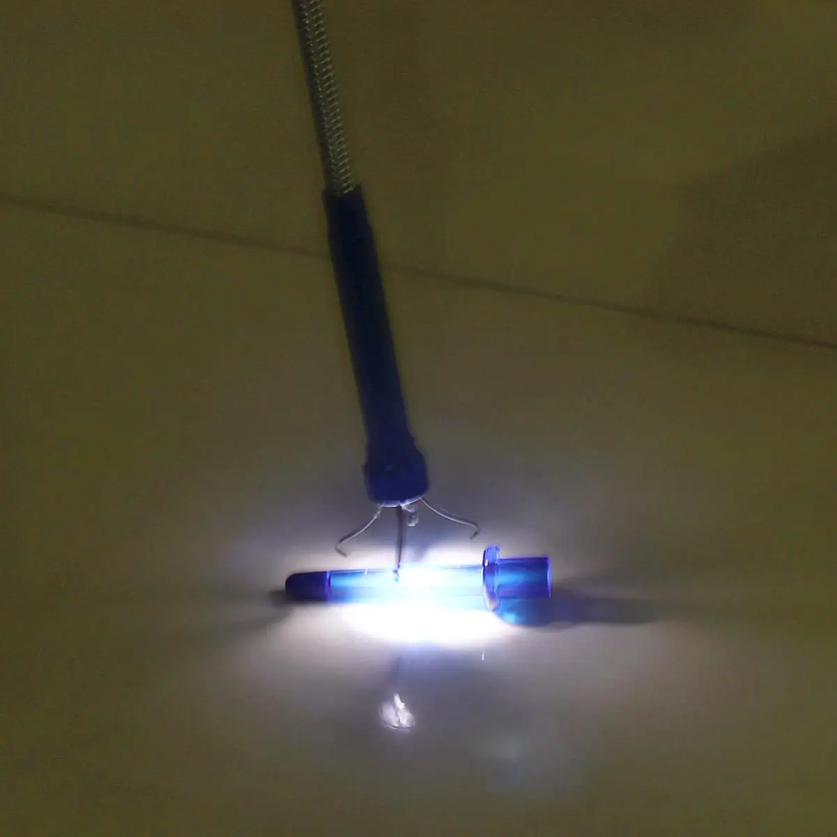 Magnetic Pickup Tool 4 Claws Bright LED Light Flexible Spring Magnet Grabber for Garbage Pick Up Arm Extension