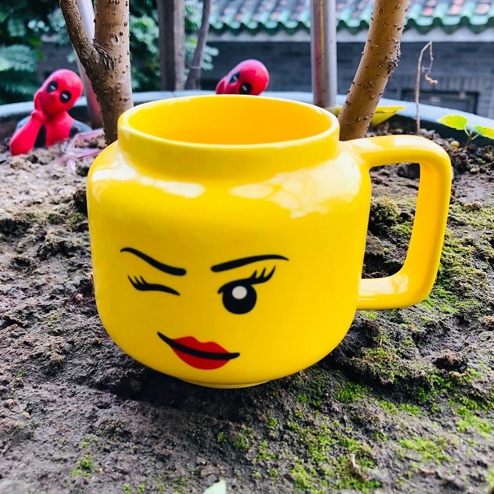 Visage imprimé sur tasse Lego® - Jaune