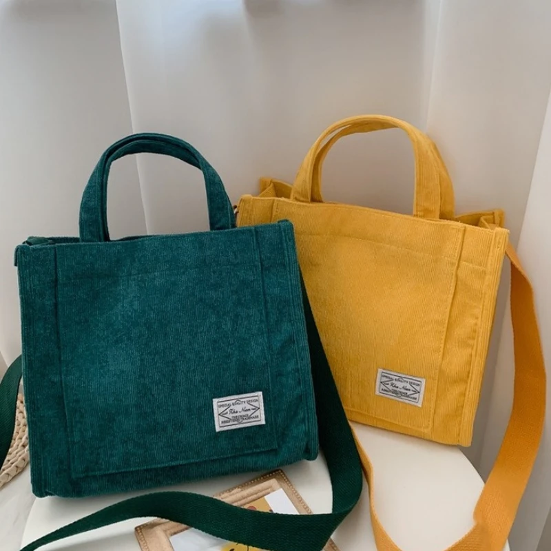 Borsa shopping in velluto a coste con stampa fragola alla