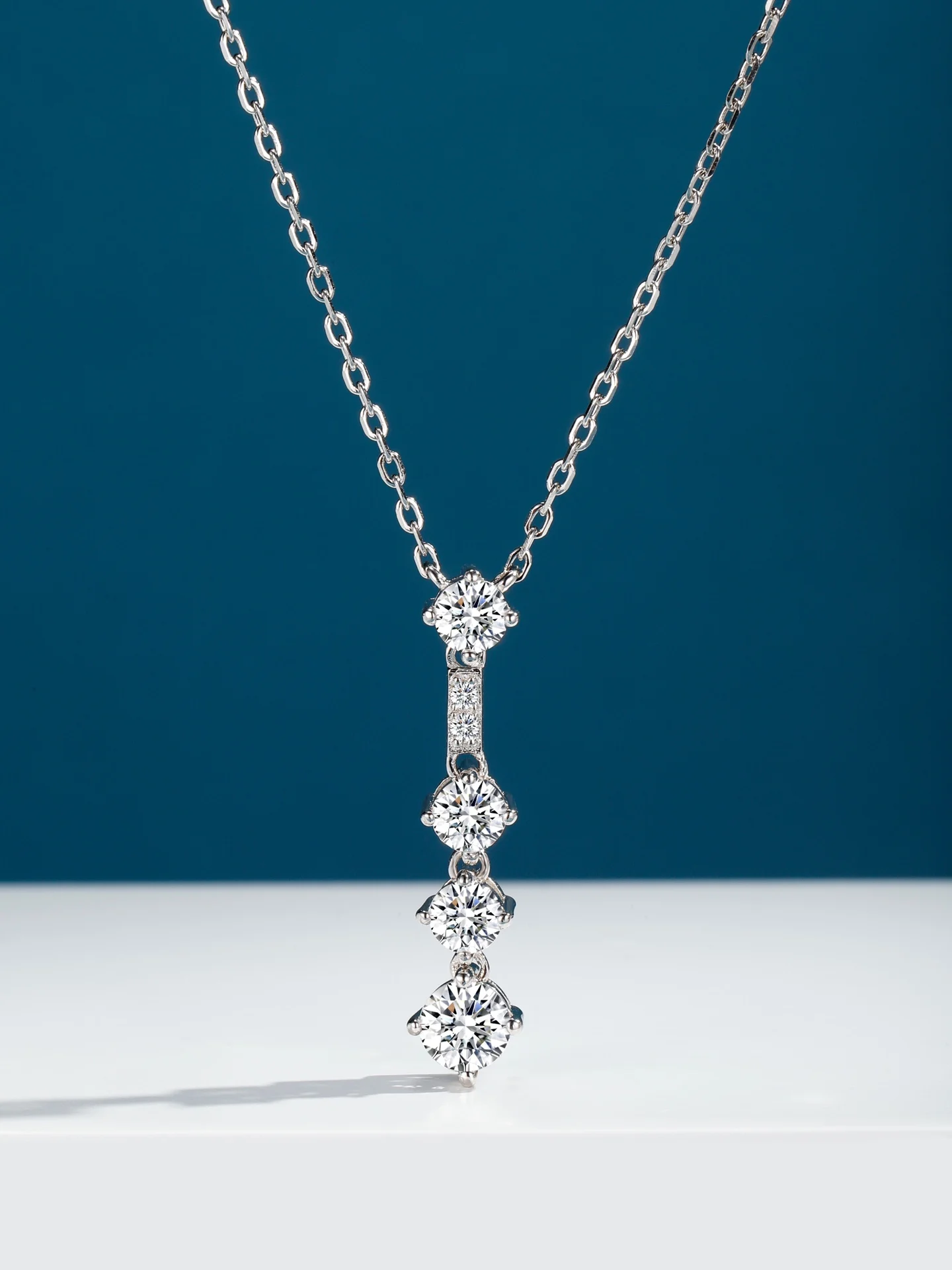 

Three Diamond Pendant Necklace with White Diamonds Brings a Clear Breath, Summer Vitality Advanced Sense Cute Fashion 925 silver