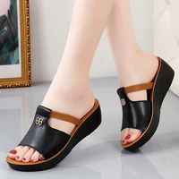 Sandales compensées en cuir véritable pour femmes, semelles souples d'été, semelles épaisses légères, sandales pour femmes, pantoufles, chaussures d'extérieur pour maman 1