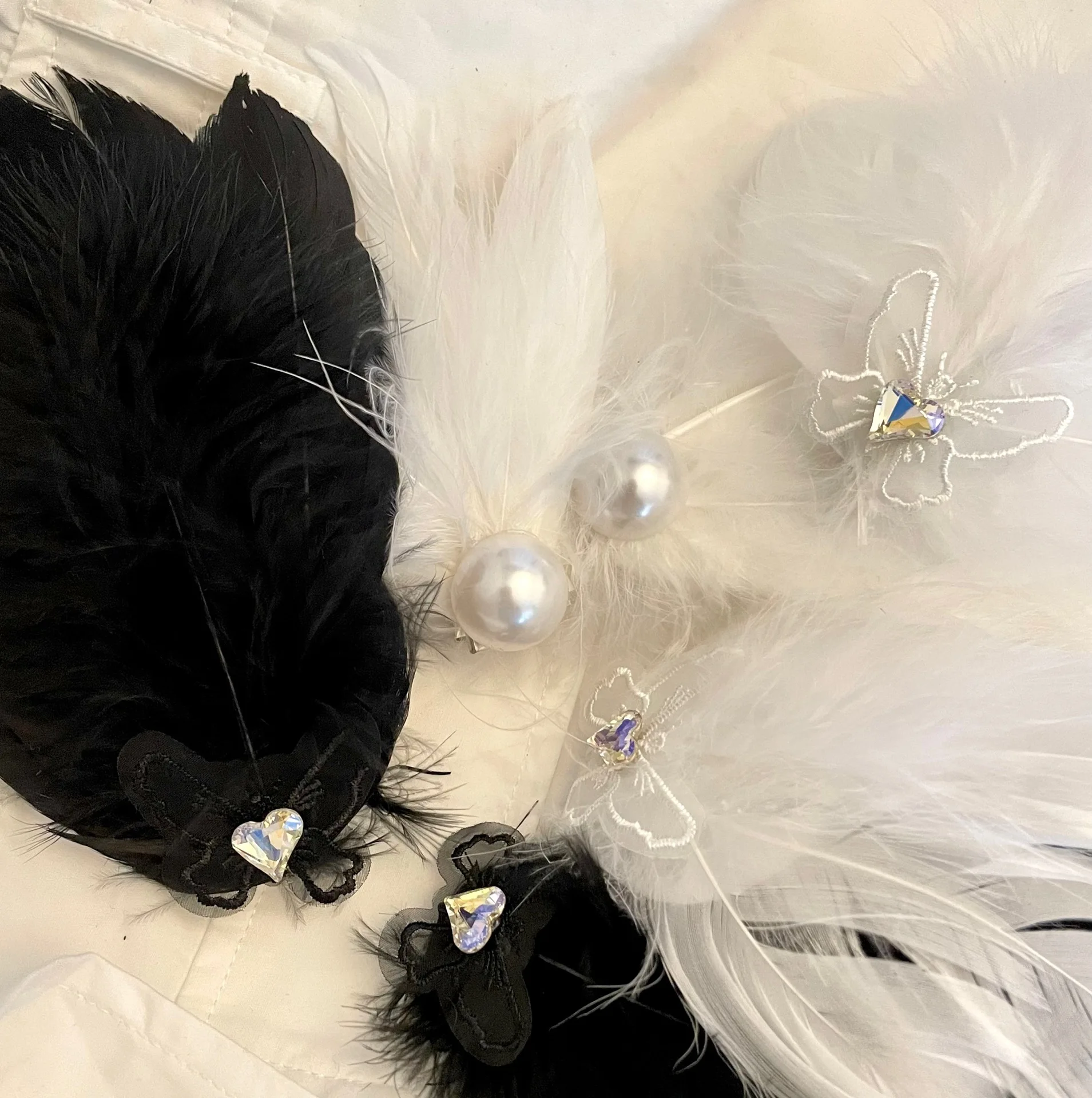 Рисунок 3 - Женский головной убор с белым лебедем и перьями