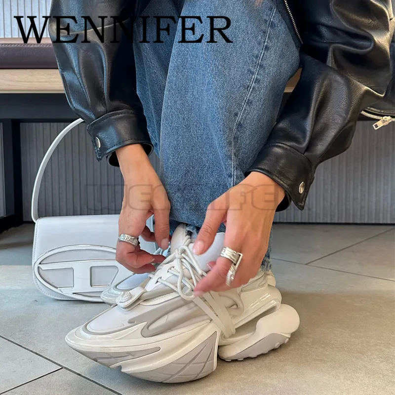 Рисунок 4 - Двухцветные кроссовки на шнуровке