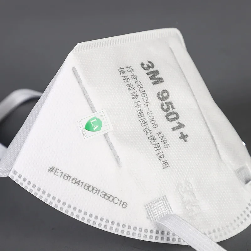 Détail du masque FFP2 3M 9502+ montrant les élastiques et la valve de filtration.