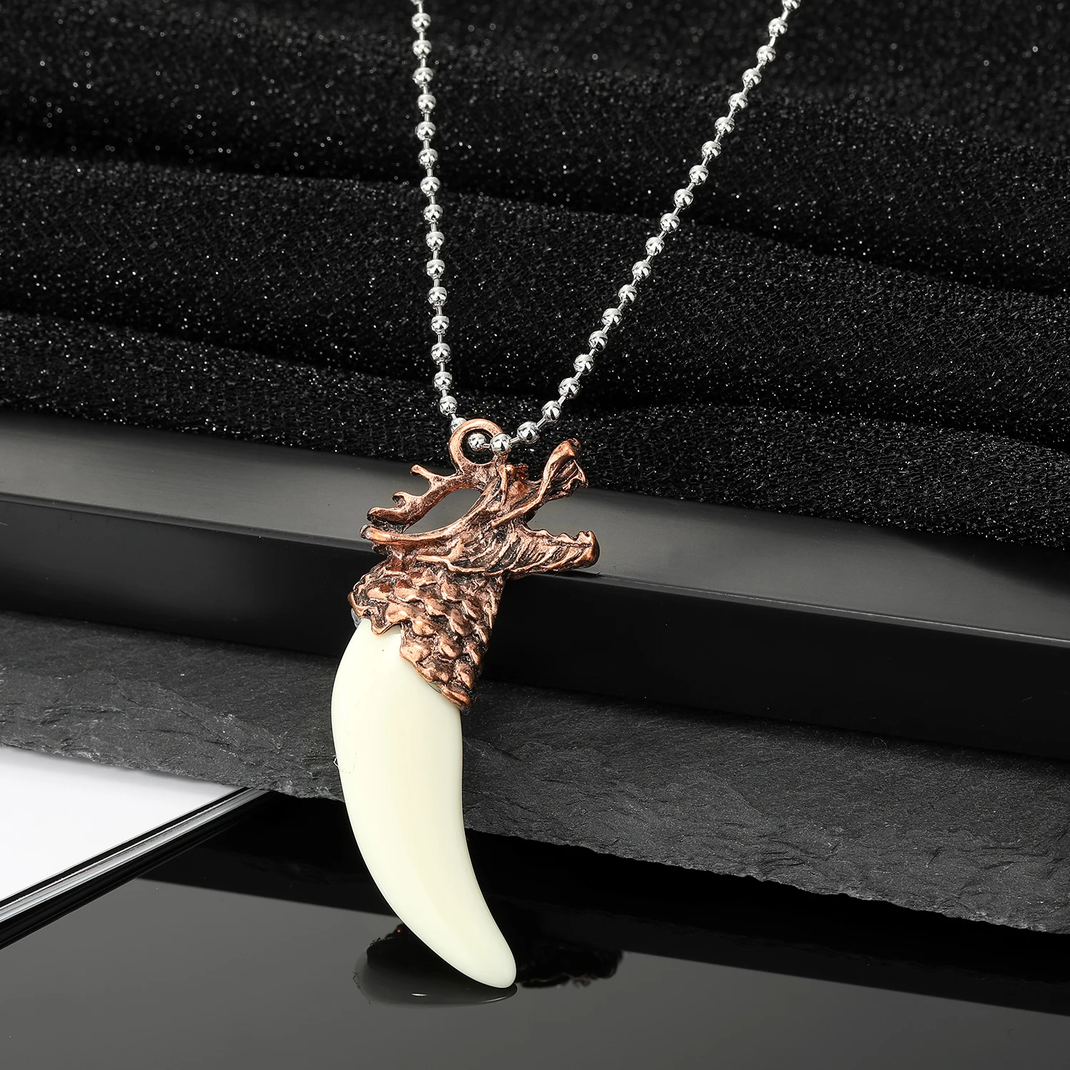 1PC New Domineering Simulation Wolf Tooth Necklace Retro Punk Tiger Head Pendant Necklace Men's Sweater Chain Jewelry
