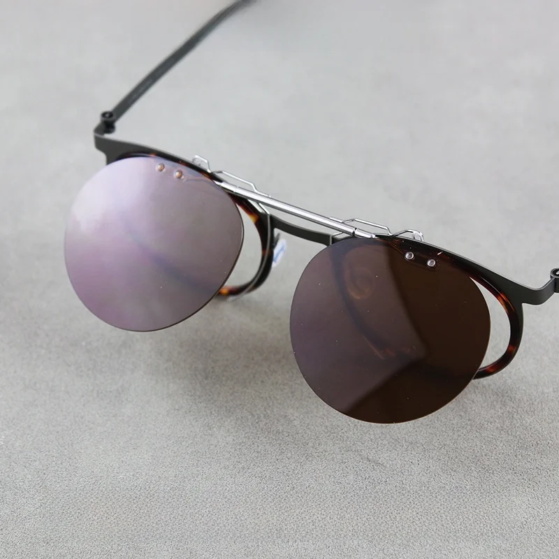 Universal Clip-On Polarized Sunglasses Holder UpFlip Driving Glasses Lightweight Trendy Sunnies Holder for Men And Women