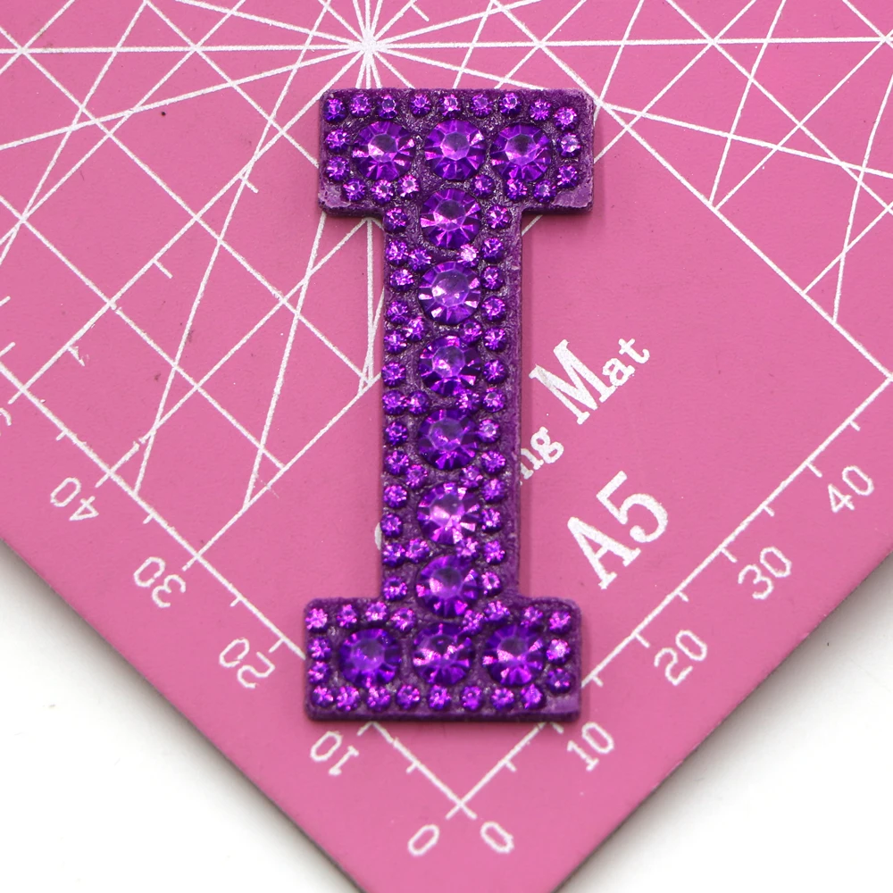1 Stück Lila A-Z Aufbügelbare Bunte 3D-Strass Englische Buchstaben-Patches für Kleidung Stickerei-Applikationen DIY-Namensschilder – Detail 8