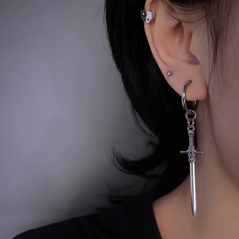 Orecchini pendenti con spada gotica Cerchi per orecchie punk neri