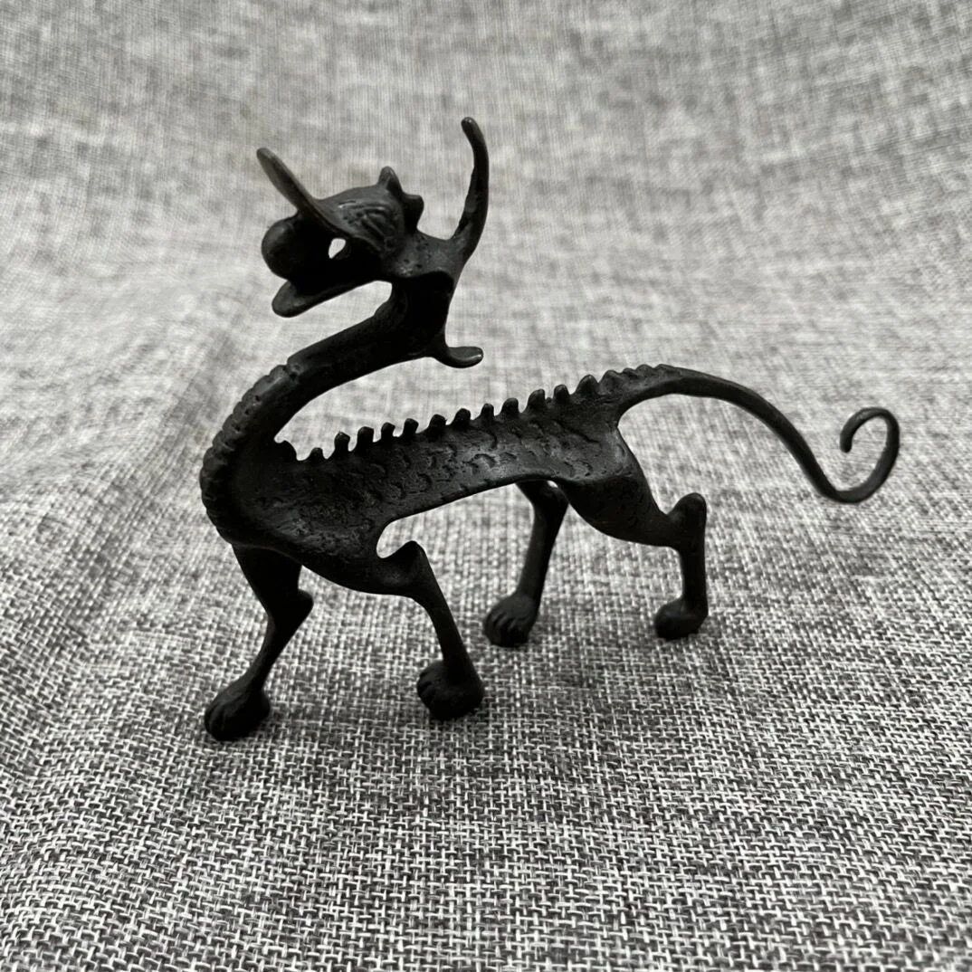 

Разные антикварные украшения с рисунком старого дракона и чудовища