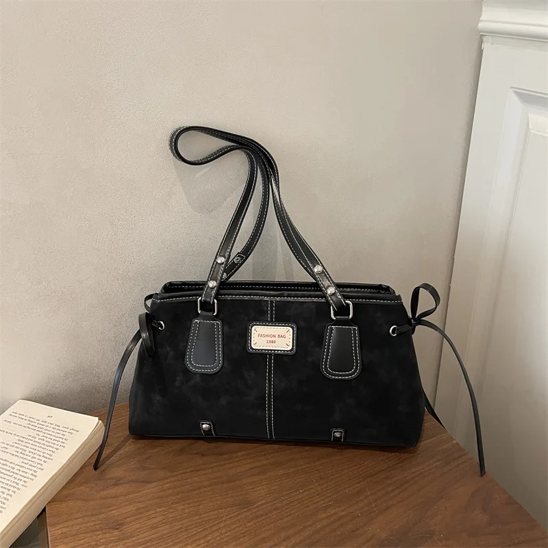 Sleek and Spacious Minimalist Tote Bag - Modern Casual Shoulder Handbag