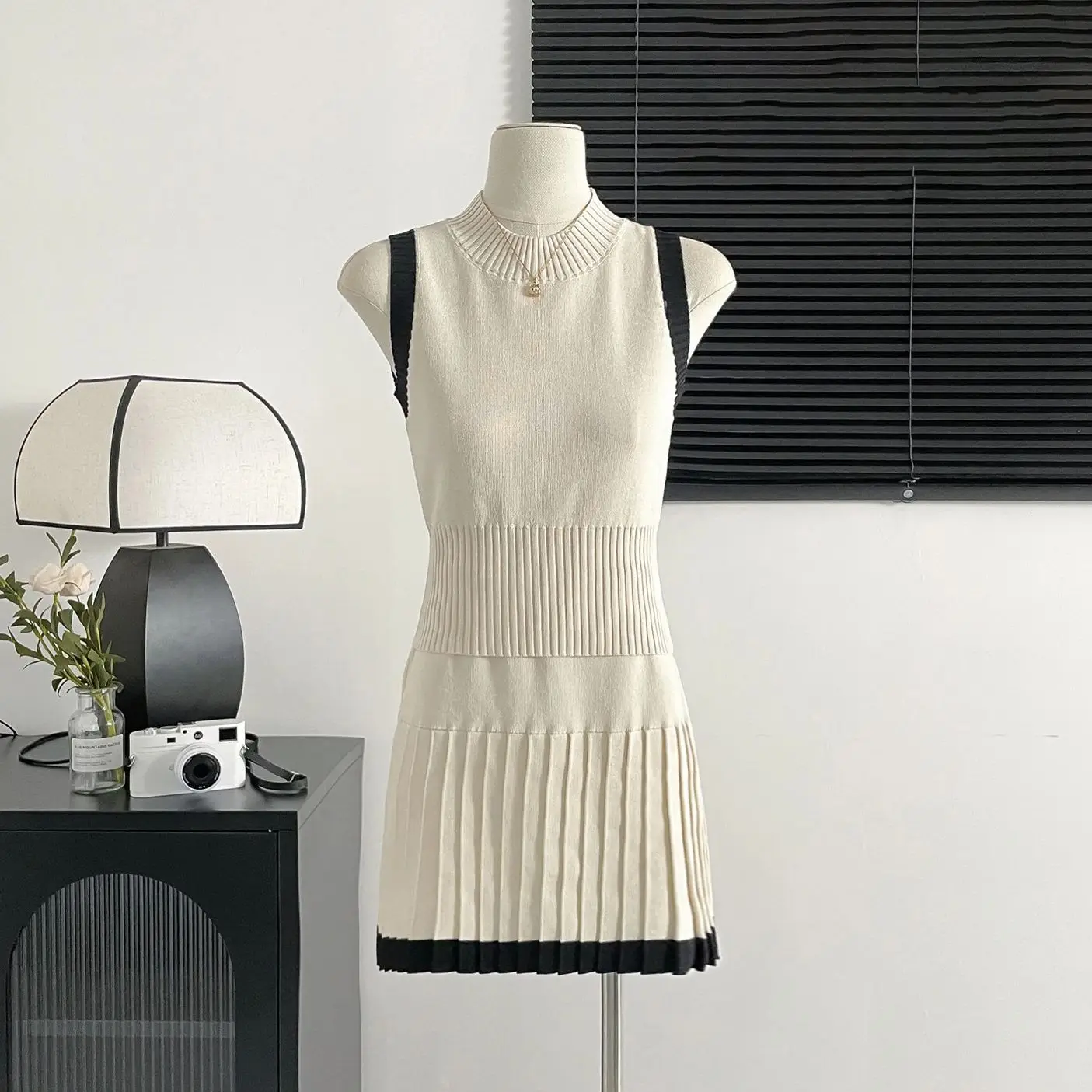 

Women Korean Contrast Color 2-Piece Set Spring Summer Trendy Slim Knit Outfit Asymmetric Hem Sleeveless Tops+Mini Pleated Skirt