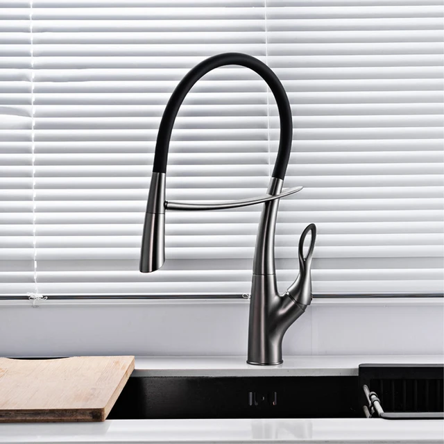 Rubinetto da cucina moderno di lusso in ottone nero Design estraibile con aspirazione magnetica Miscelatore lavello a 2 funzioni con acqua calda e fredda a maniglia singola 2