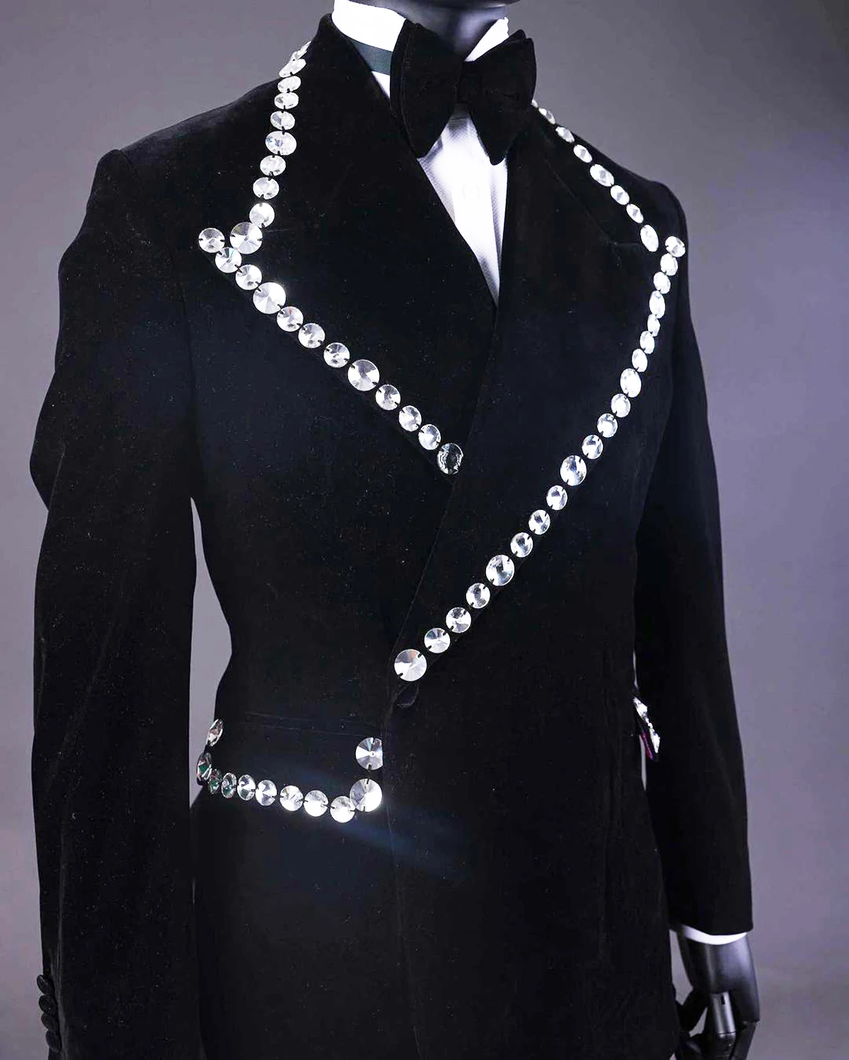 Luxury Crystal Mens Wedding Tuxedos Slim Fit Gorgeous Tailored Beading Peaked Lapel Jacket One Piece Male Costume Coat