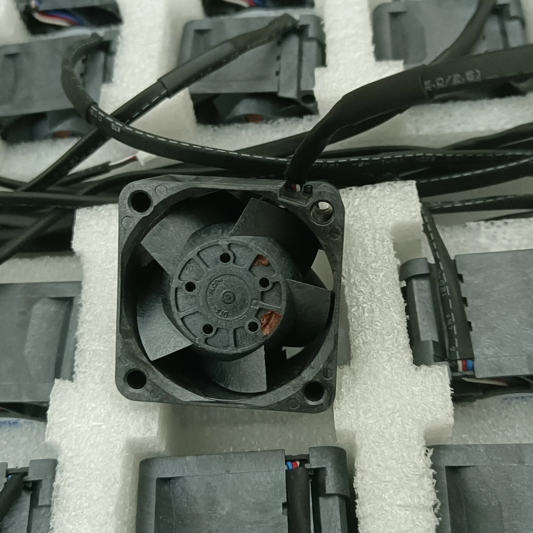 DBK0428B2SY061 AVC, 12V, 3A, 40mm, 40X40X28MM