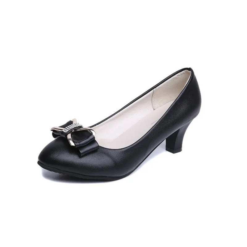 

2023 pointed soft soled shoes with drill low heel shoes women's autumn flat black shallow mouth gentle fairy shoes